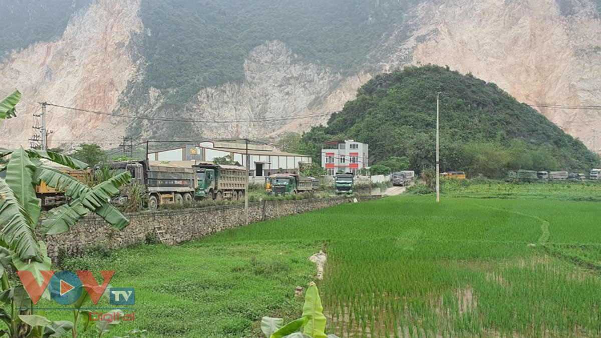 Thanh tra Sở GTVT tỉnh Hòa Bình tăng cường xử lý xe quá khổ, quá tải trên địa bàn - Ảnh 2.