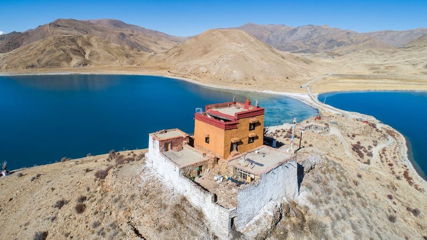 Ngôi chùa bí ẩn nằm giữa hồ Thánh, chỉ có 1 nhà sư ở Tây Tạng - Ảnh 4.