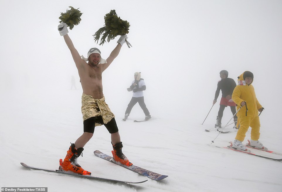 Dàn người đẹp nóng bỏng diện bikini trượt tuyết ở Nga - Ảnh 9.