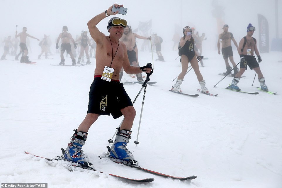Dàn người đẹp nóng bỏng diện bikini trượt tuyết ở Nga - Ảnh 10.