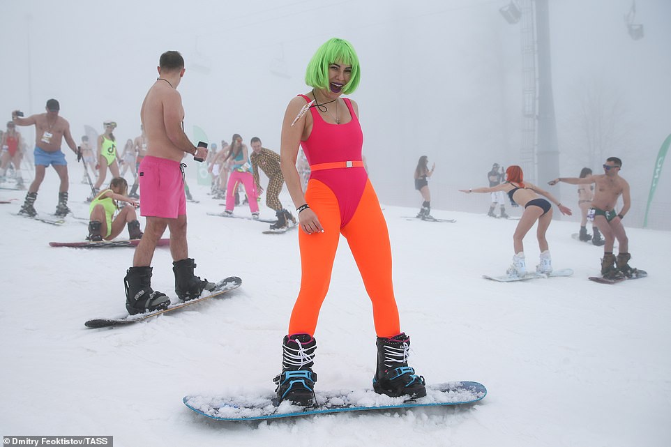 Dàn người đẹp nóng bỏng diện bikini trượt tuyết ở Nga - Ảnh 6.