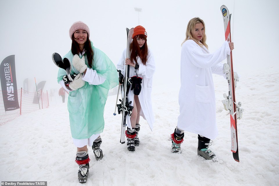 Dàn người đẹp nóng bỏng diện bikini trượt tuyết ở Nga - Ảnh 8.