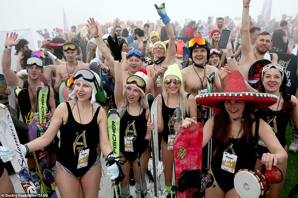 Dàn người đẹp nóng bỏng diện bikini trượt tuyết ở Nga - Ảnh 11.