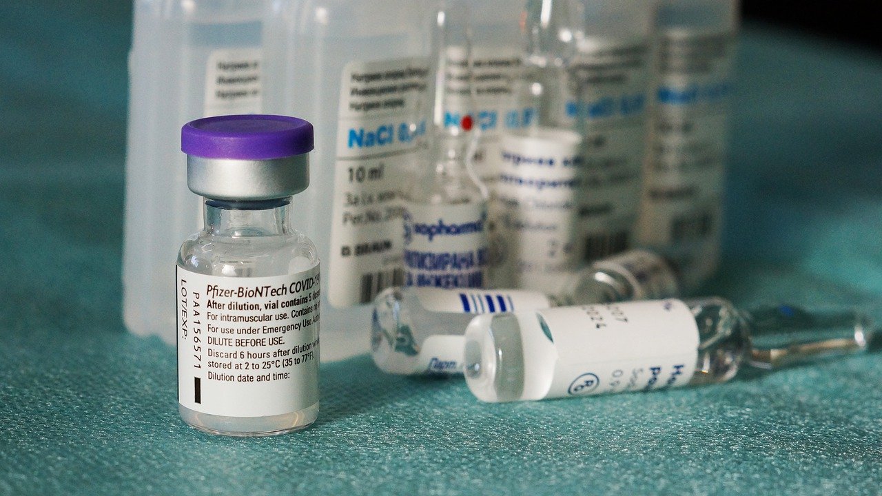 Vaccine Covid-19 của Pfizer có thể bảo quản trong tủ lạnh thông thường - Ảnh 1.