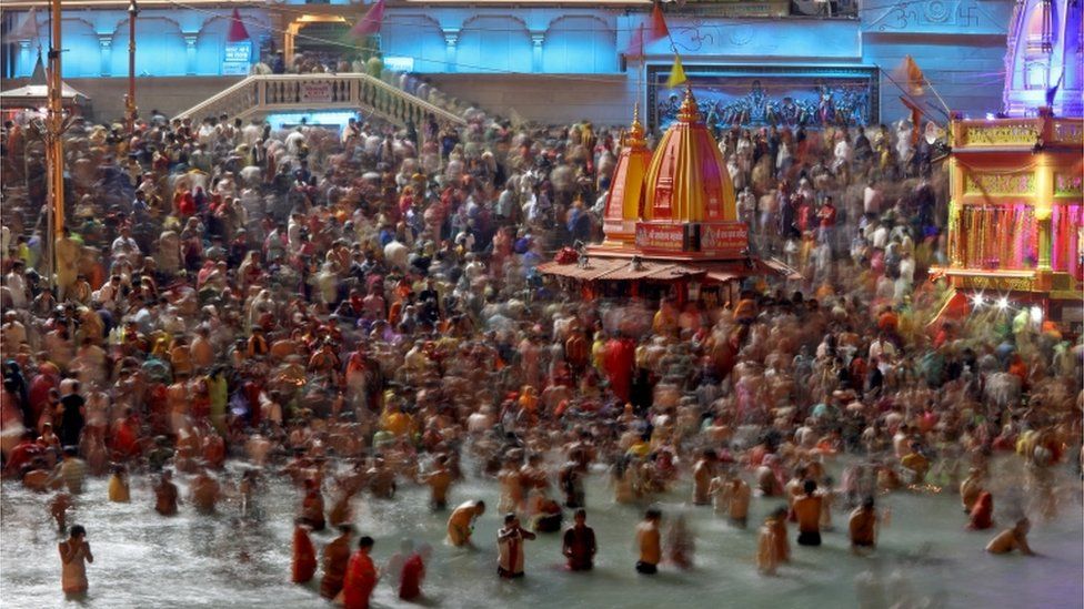 Tham gia lễ hội Kumbh Mela - Hàng trăm người dương tính với Covid-19 ở Ấn Độ - Ảnh 1.