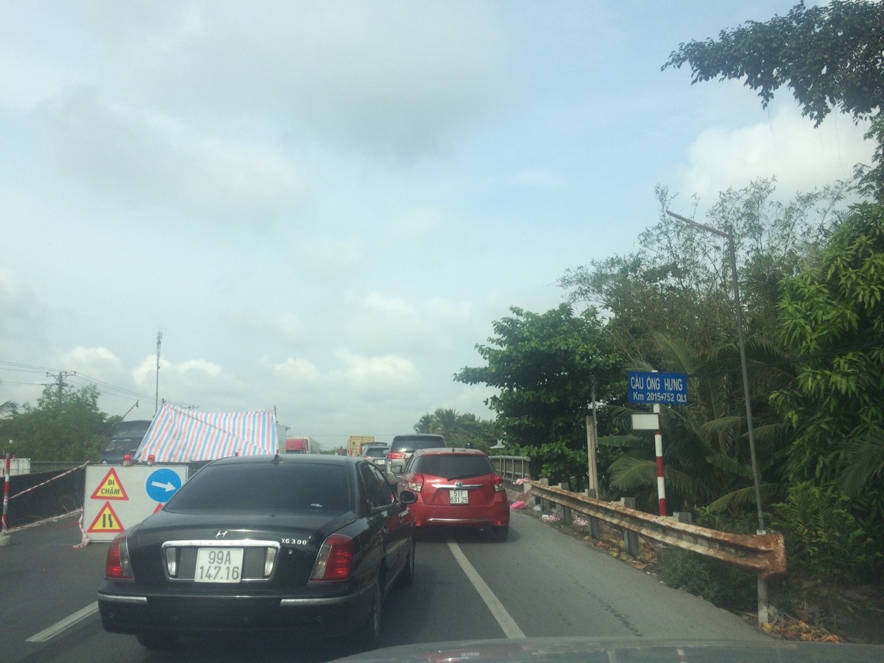 Sửa cầu trên quốc lộ 1 gây kẹt xe nghiêm trọng ở Tiền Giang - Ảnh 1.