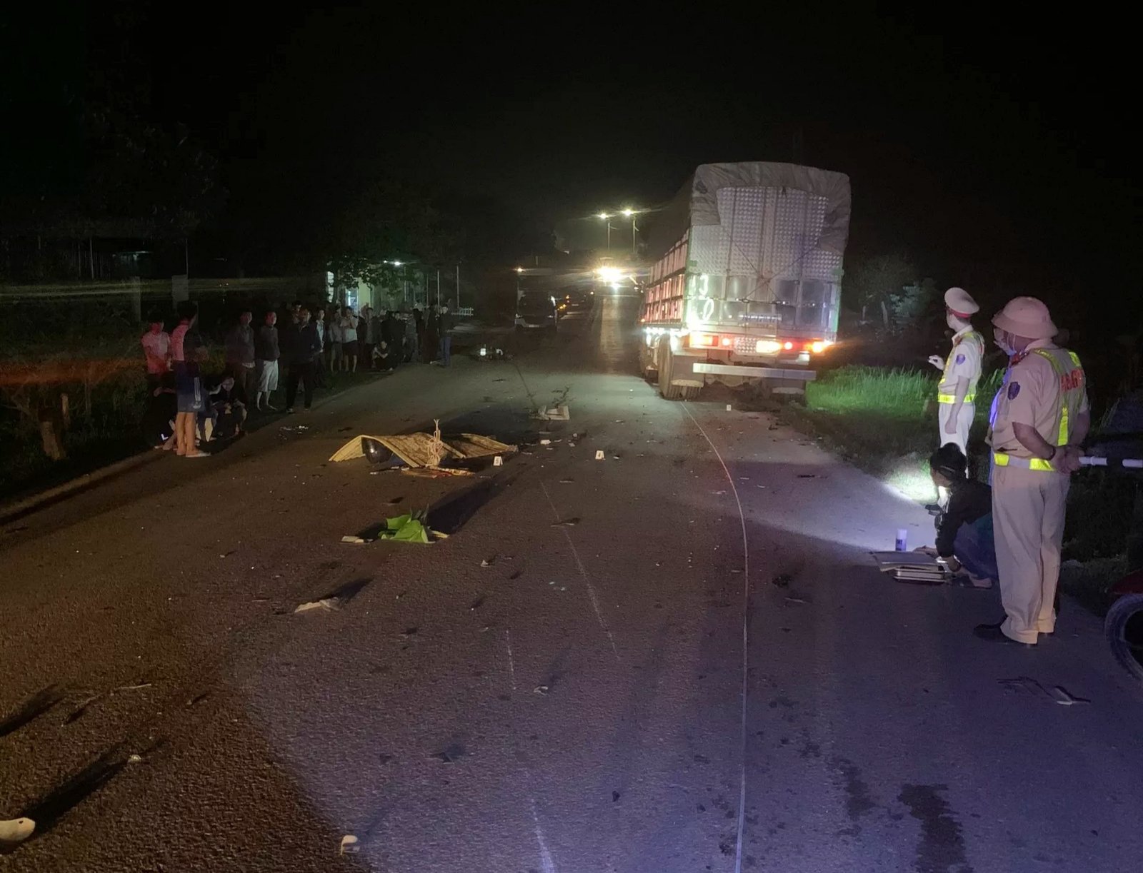 Hai vụ tai nạn liên tiếp trên QL 18 ở Quảng Ninh - Ảnh 2.