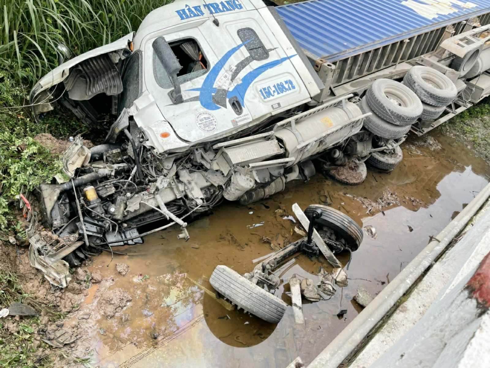 Hai vụ tai nạn liên tiếp trên QL 18 ở Quảng Ninh - Ảnh 1.