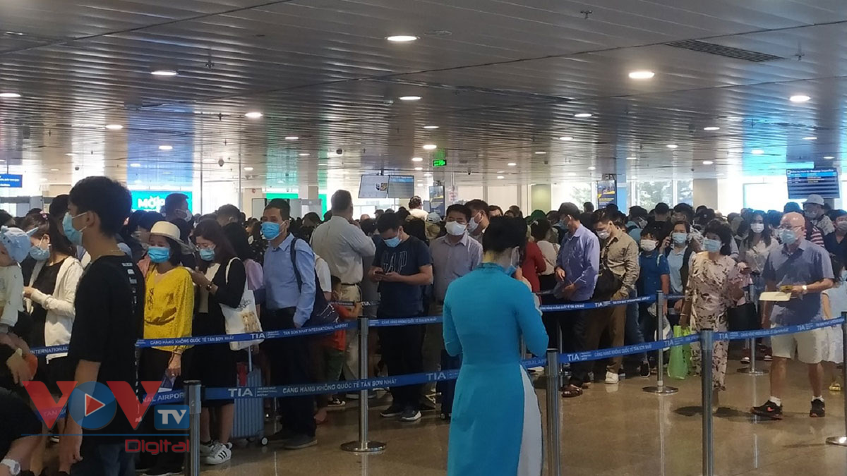 Tiếp tục ùn tắc ở cửa soi chiếu an ninh sân bay Tân Sơn Nhất - Ảnh 2.