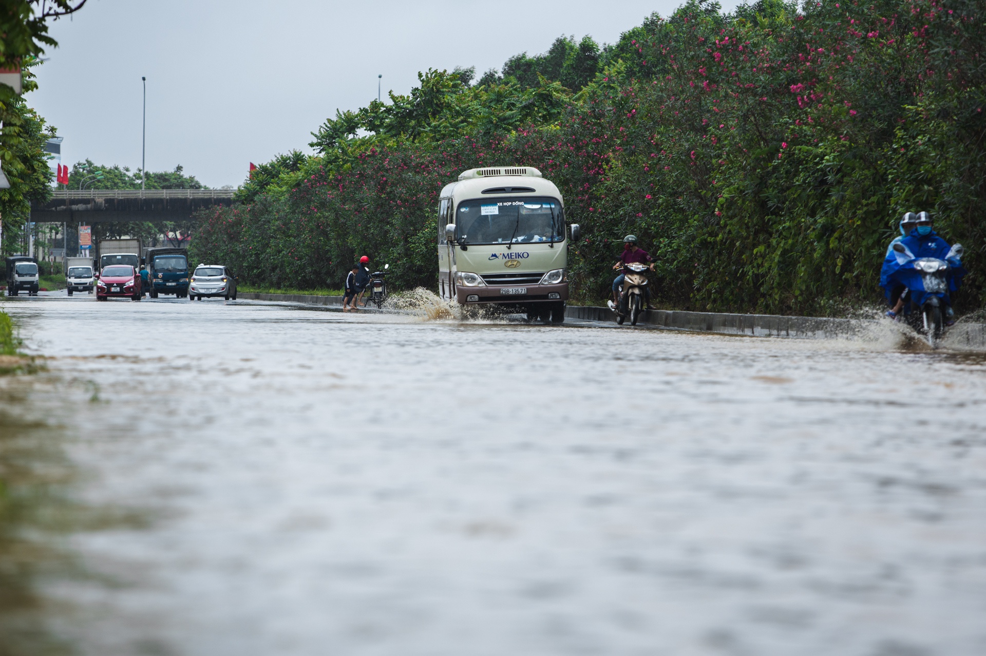 Đại lộ Thăng Long ngập sâu, nhiều phương tiện chết máy - Ảnh 1.