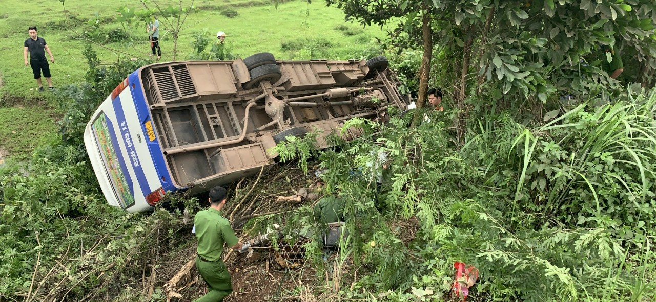 Quảng Ninh: Va chạm giao thông làm 39 người trên xe ô tô lao xuống ruộng, 1 người tử vong - Ảnh 1.