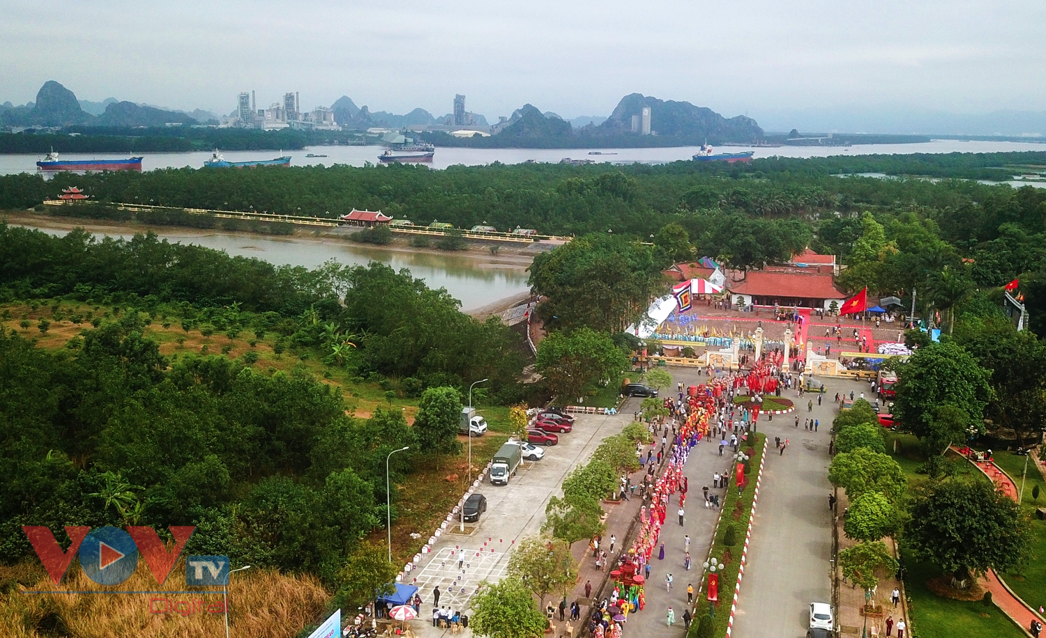 Hàng nghìn người rước tượng Trần Hưng Đạo trong lễ hội truyền thống Bạch Đằng - Ảnh 1.