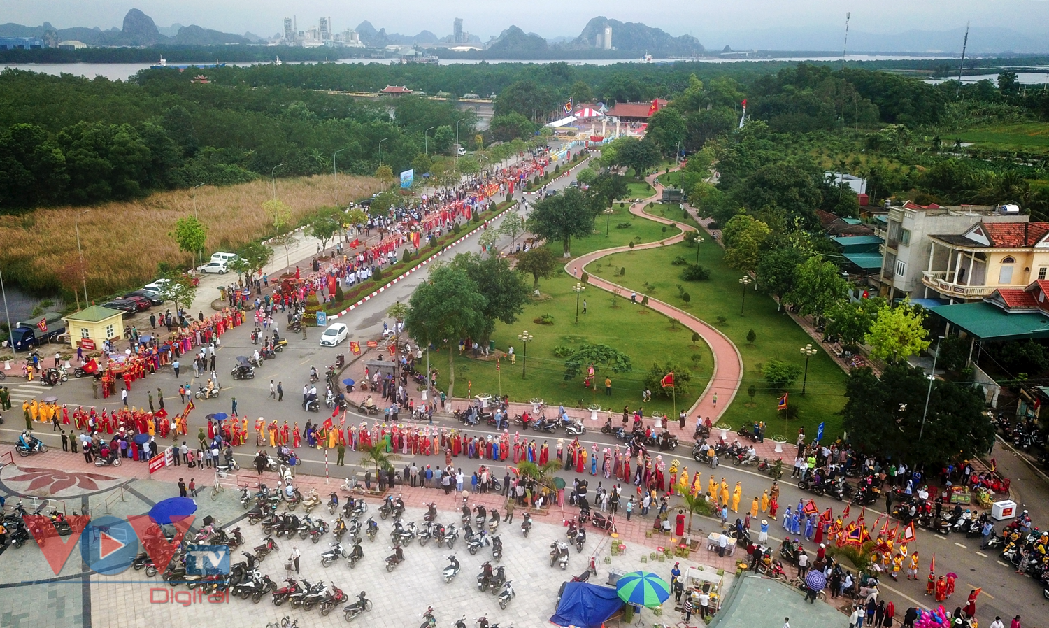 Hàng nghìn người rước tượng Trần Hưng Đạo trong lễ hội truyền thống Bạch Đằng - Ảnh 9.