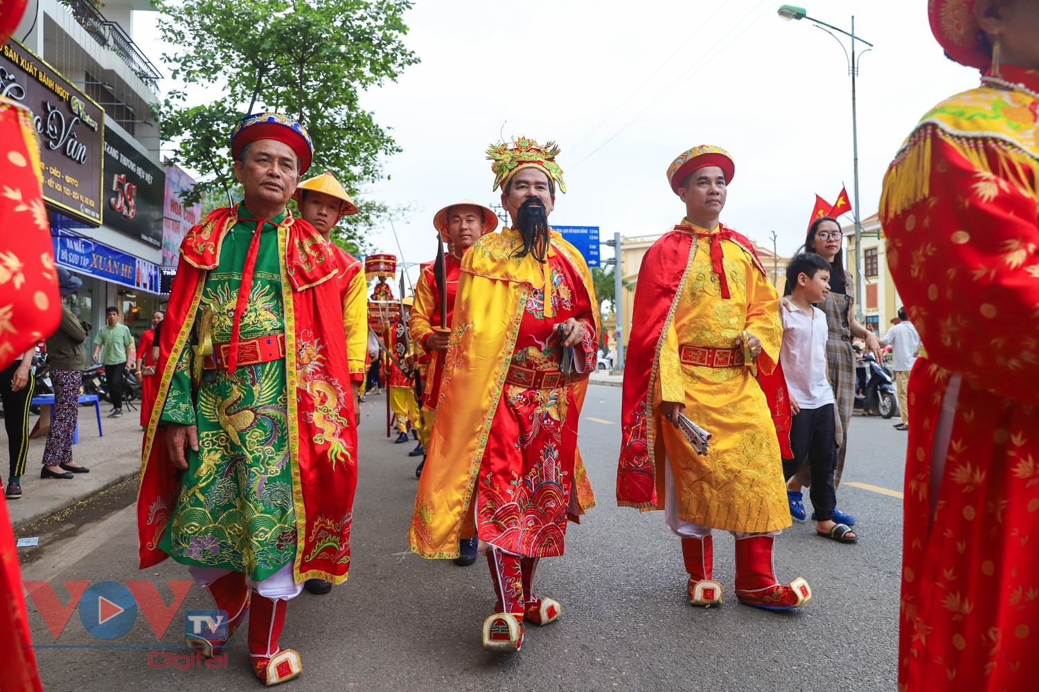 Hàng nghìn người rước tượng Trần Hưng Đạo trong lễ hội truyền thống Bạch Đằng - Ảnh 10.