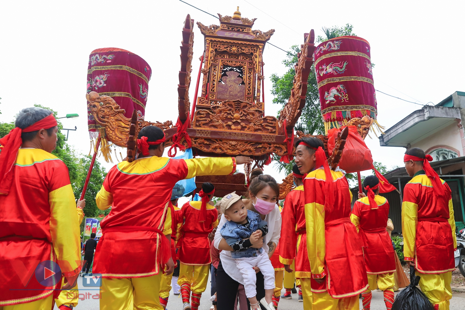 Hàng nghìn người rước tượng Trần Hưng Đạo trong lễ hội truyền thống Bạch Đằng - Ảnh 11.