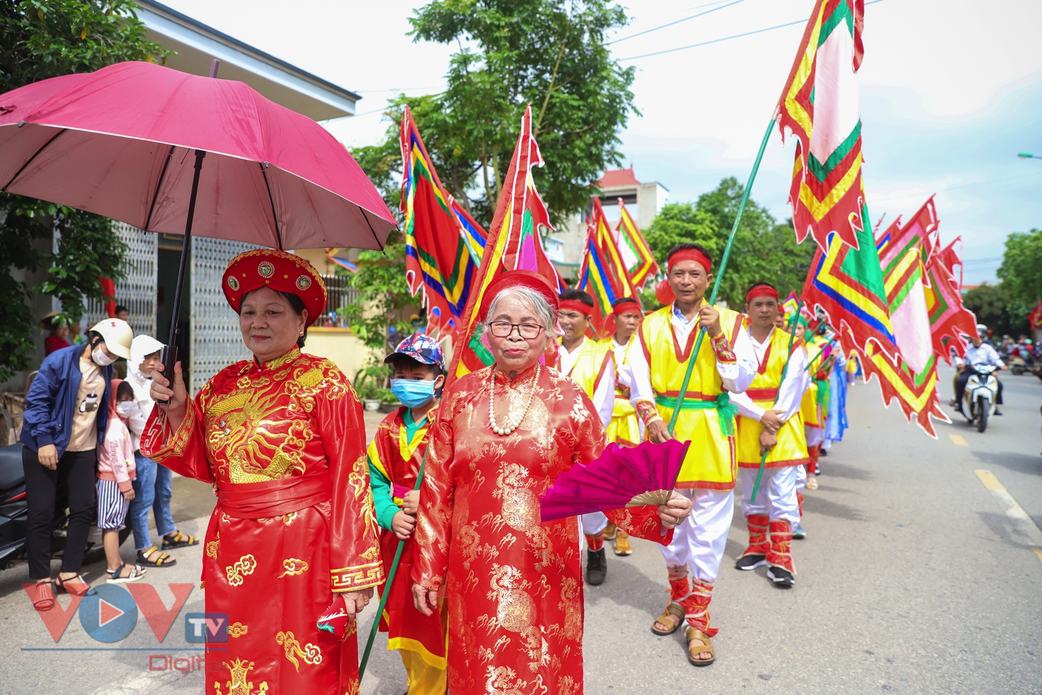 Hàng nghìn người rước tượng Trần Hưng Đạo trong lễ hội truyền thống Bạch Đằng - Ảnh 13.