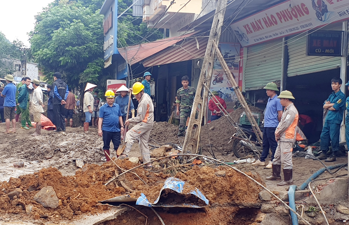 Khắc phục đường điện sau lũ quét ở Minh Lương.jpg