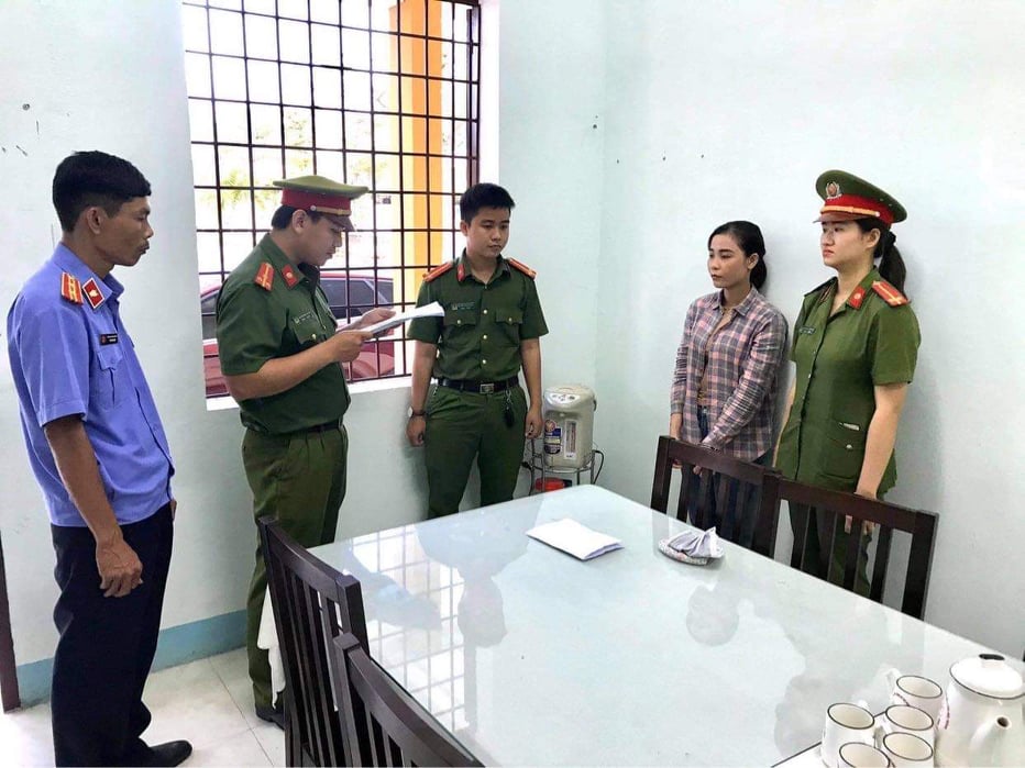 Công an huyện Núi Thành, tỉnh Quảng Nam đọc lệnh bắt tạm giam Nguyễn Thị Tịnh để điều tra hành vi trộm cắp tài sản.jpg