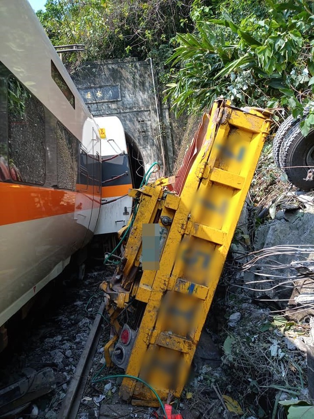 Tàu Đài Loan đụng xe tải, đâm vào vách hầm chui, ít nhất 36 người chết - Ảnh 3.