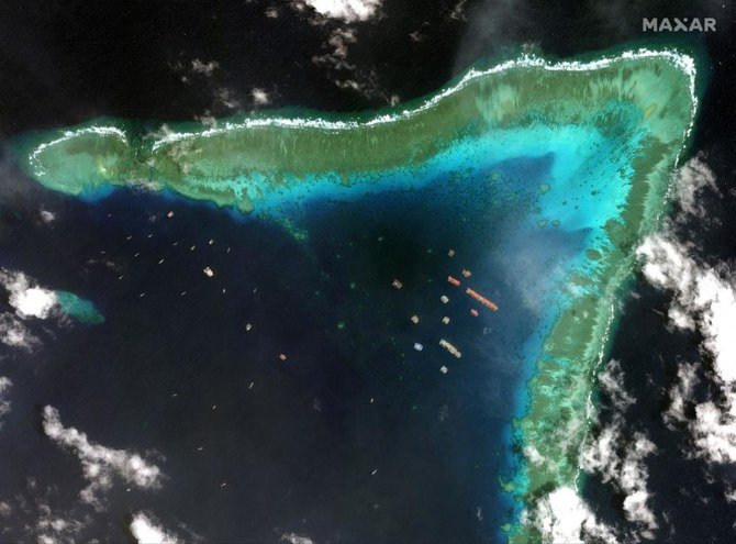 Philippines phát hiện công trình trái phép gần nơi tàu Trung Quốc tập trung trên Biển Đông - Ảnh 1.