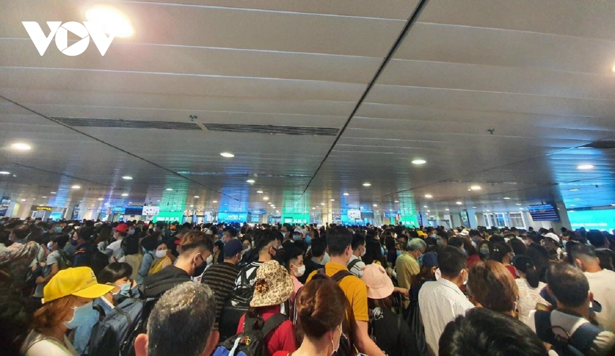 Họp khẩn bàn giải pháp xử lý ùn tắc tại sân bay Tân Sơn Nhất - Ảnh 1.