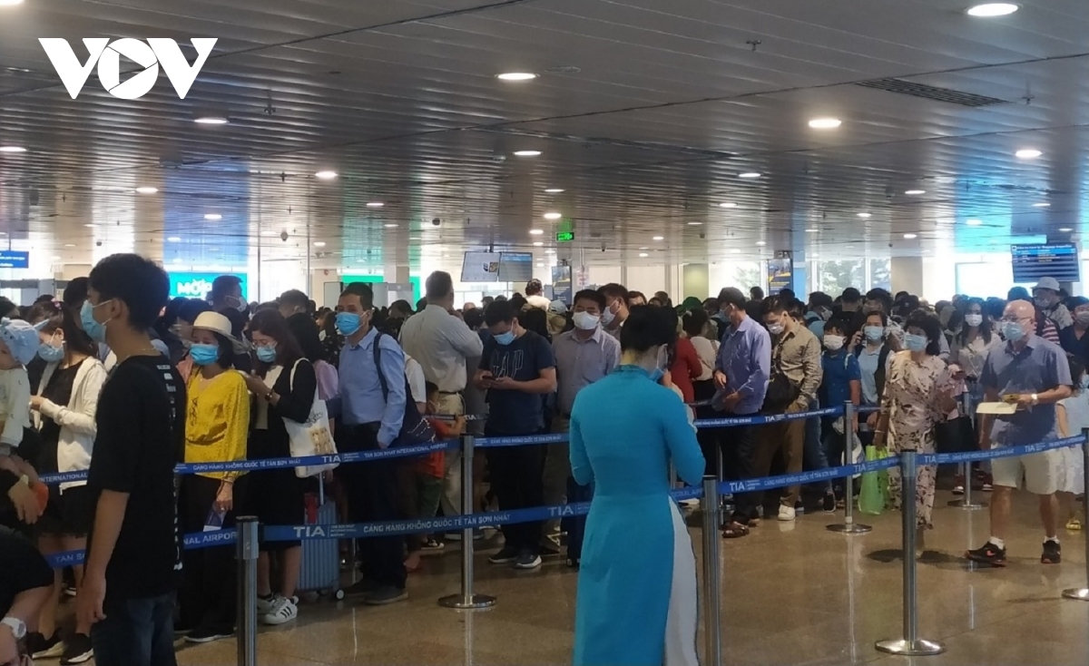 Họp khẩn bàn giải pháp xử lý ùn tắc tại sân bay Tân Sơn Nhất - Ảnh 2.