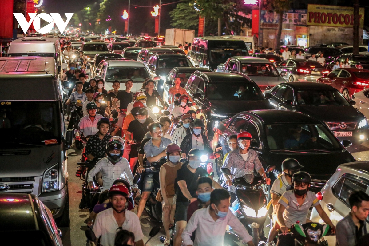 'Biển người' xem pháo hoa, đường phố Việt Trì tắc nghẽn - Ảnh 5.