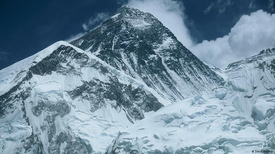 Đỉnh Everest cao nhất thế giới cũng đã có người mắc COVID-19 - Ảnh 1.