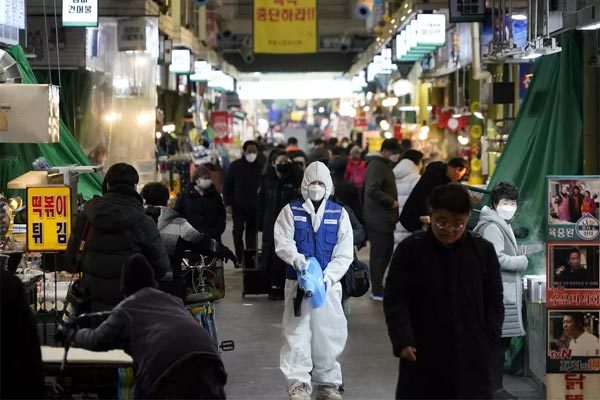 Số ca nhiễm COVID-19 tại Hàn Quốc tăng kỷ lục - Ảnh 1.