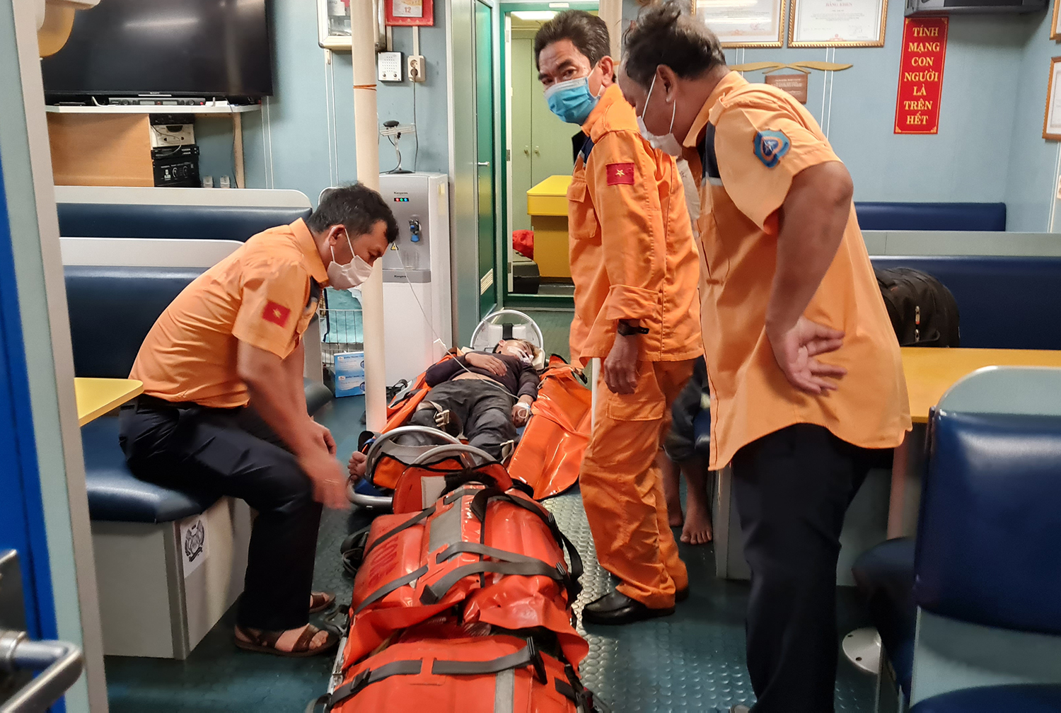 Xuyên đêm cứu 2 thuyền viên trên tàu cá bị tai nạn lao động trên biển - Ảnh 1.