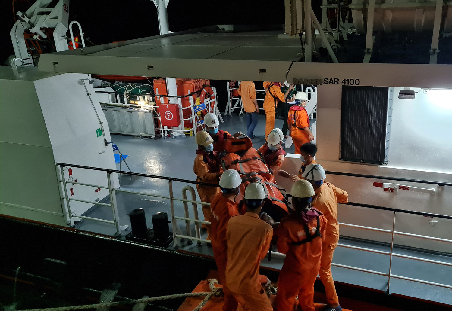 Xuyên đêm cứu 2 thuyền viên trên tàu cá bị tai nạn lao động trên biển - Ảnh 2.