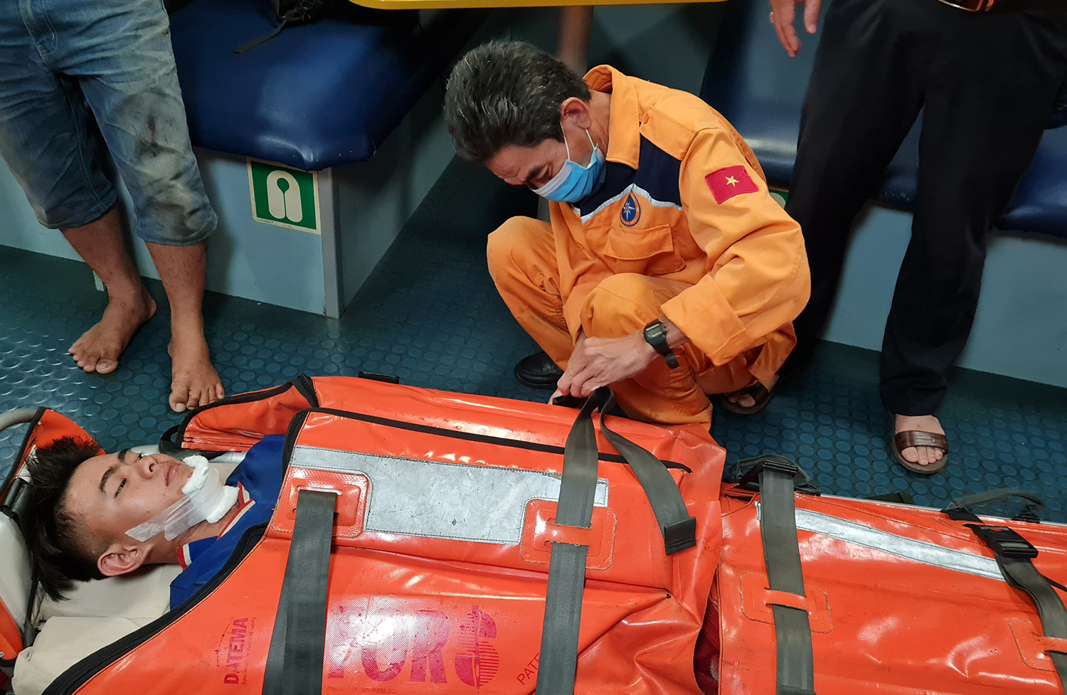 Xuyên đêm cứu 2 thuyền viên trên tàu cá bị tai nạn lao động trên biển - Ảnh 3.