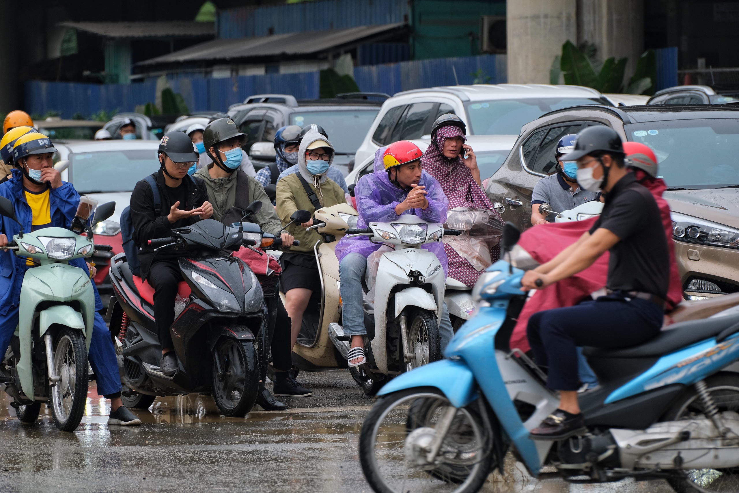 Các tuyến đường ở Hà Nội tê liệt vì mưa lớn - Ảnh 9.