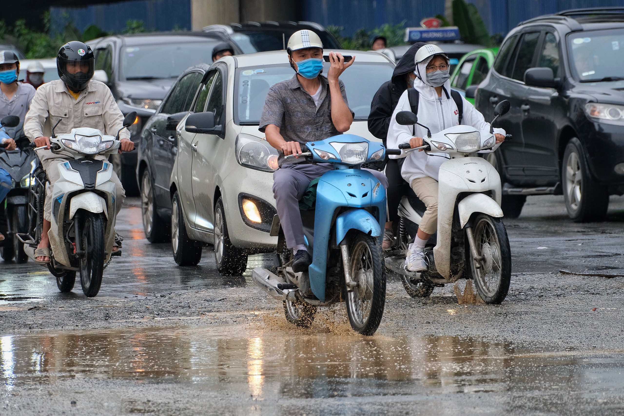 Các tuyến đường ở Hà Nội tê liệt vì mưa lớn - Ảnh 10.