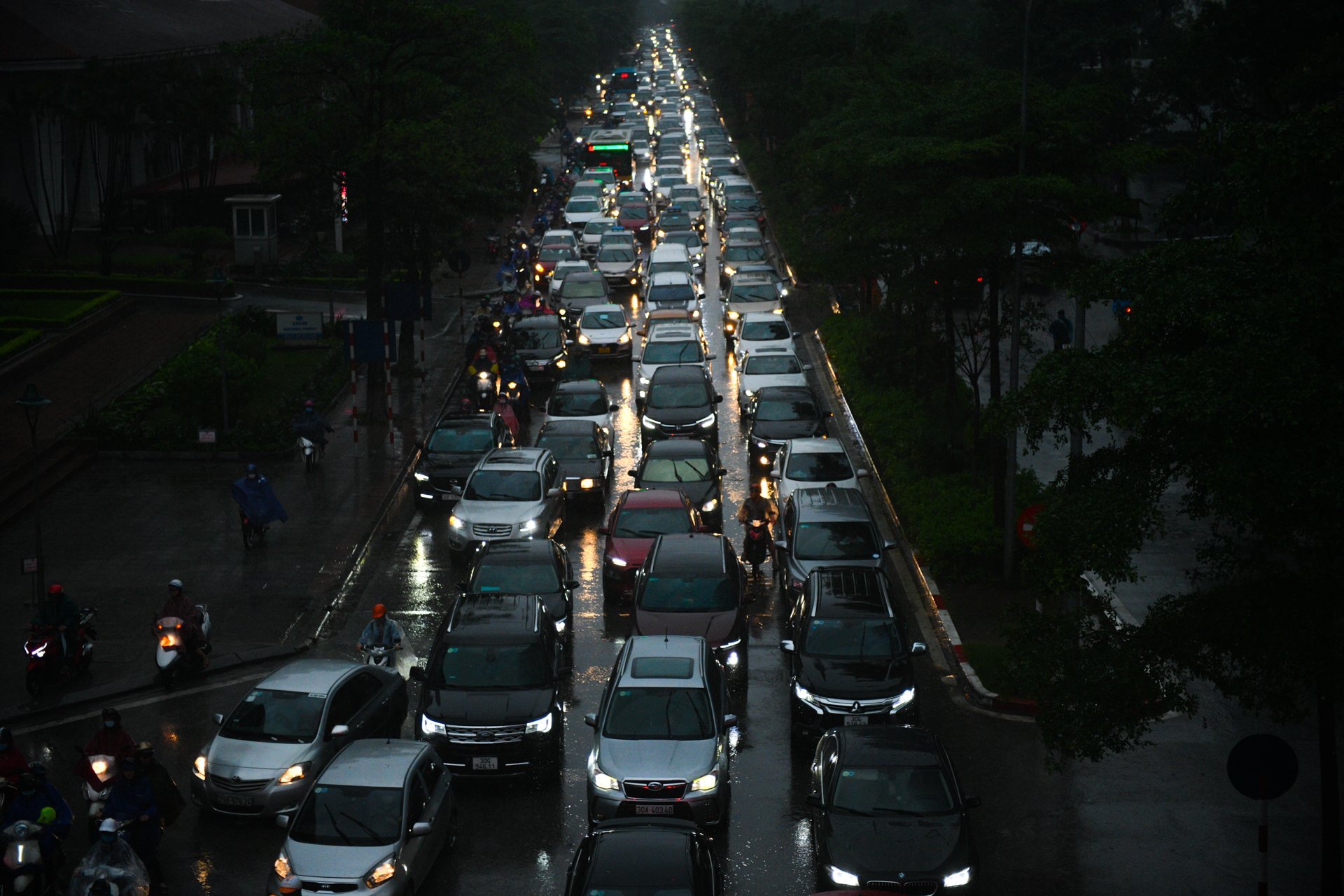Các tuyến đường ở Hà Nội tê liệt vì mưa lớn - Ảnh 1.