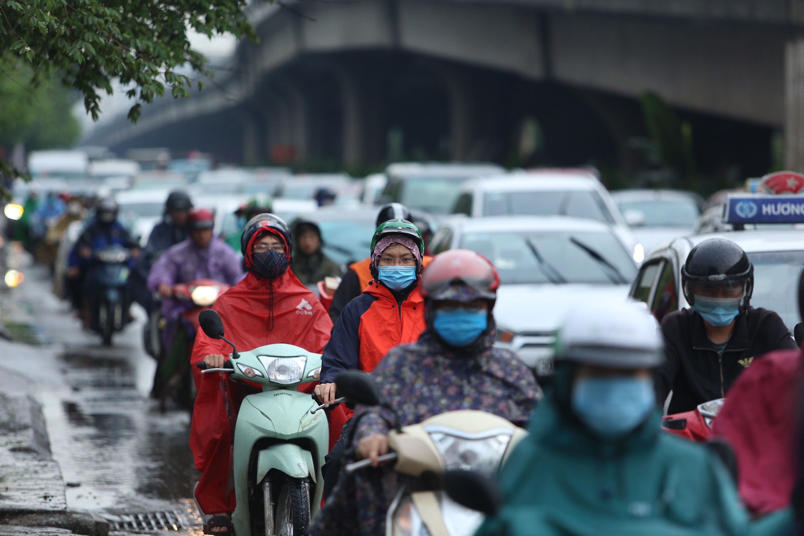 Các tuyến đường ở Hà Nội tê liệt vì mưa lớn - Ảnh 4.