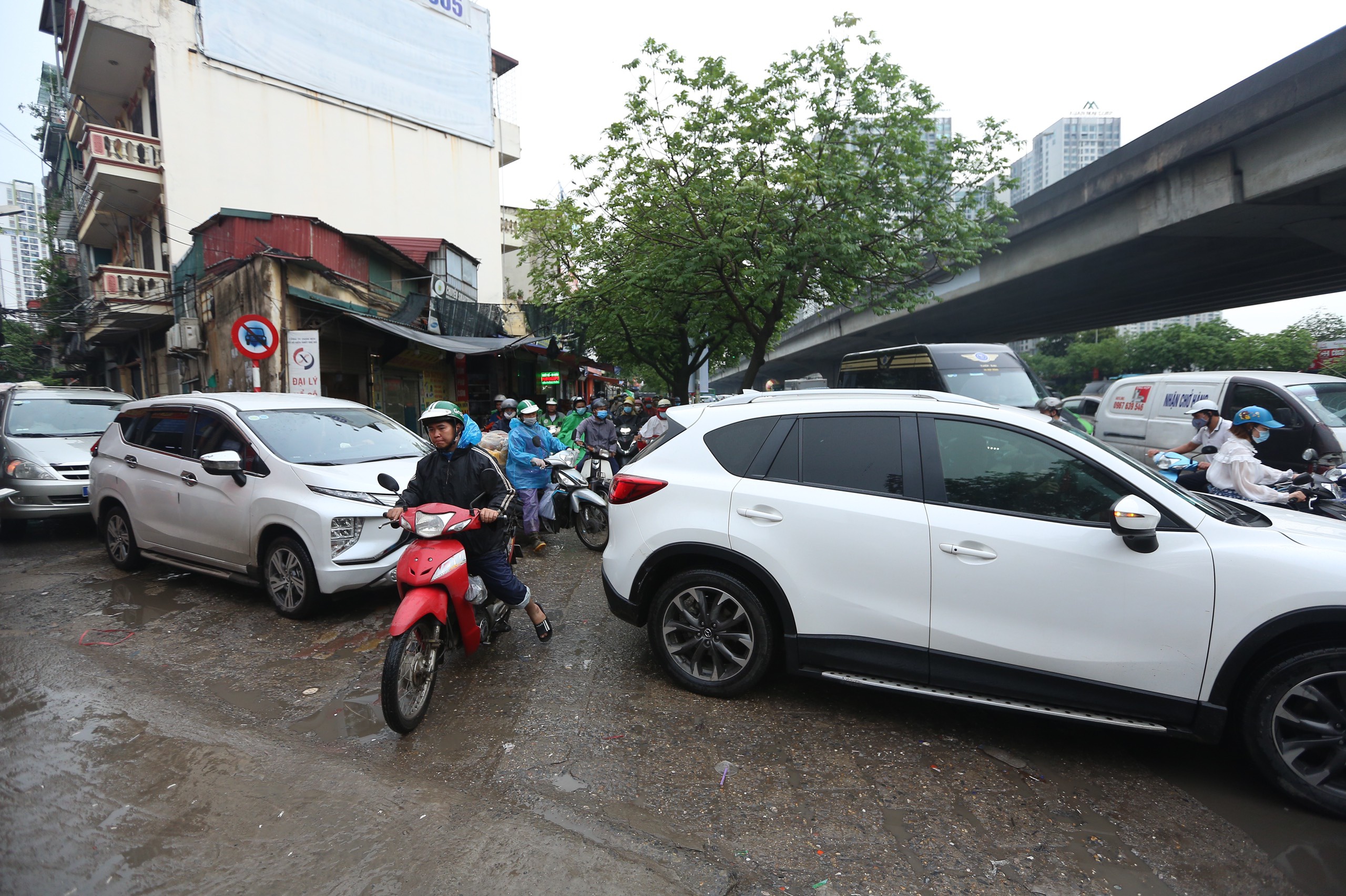 Các tuyến đường ở Hà Nội tê liệt vì mưa lớn - Ảnh 6.