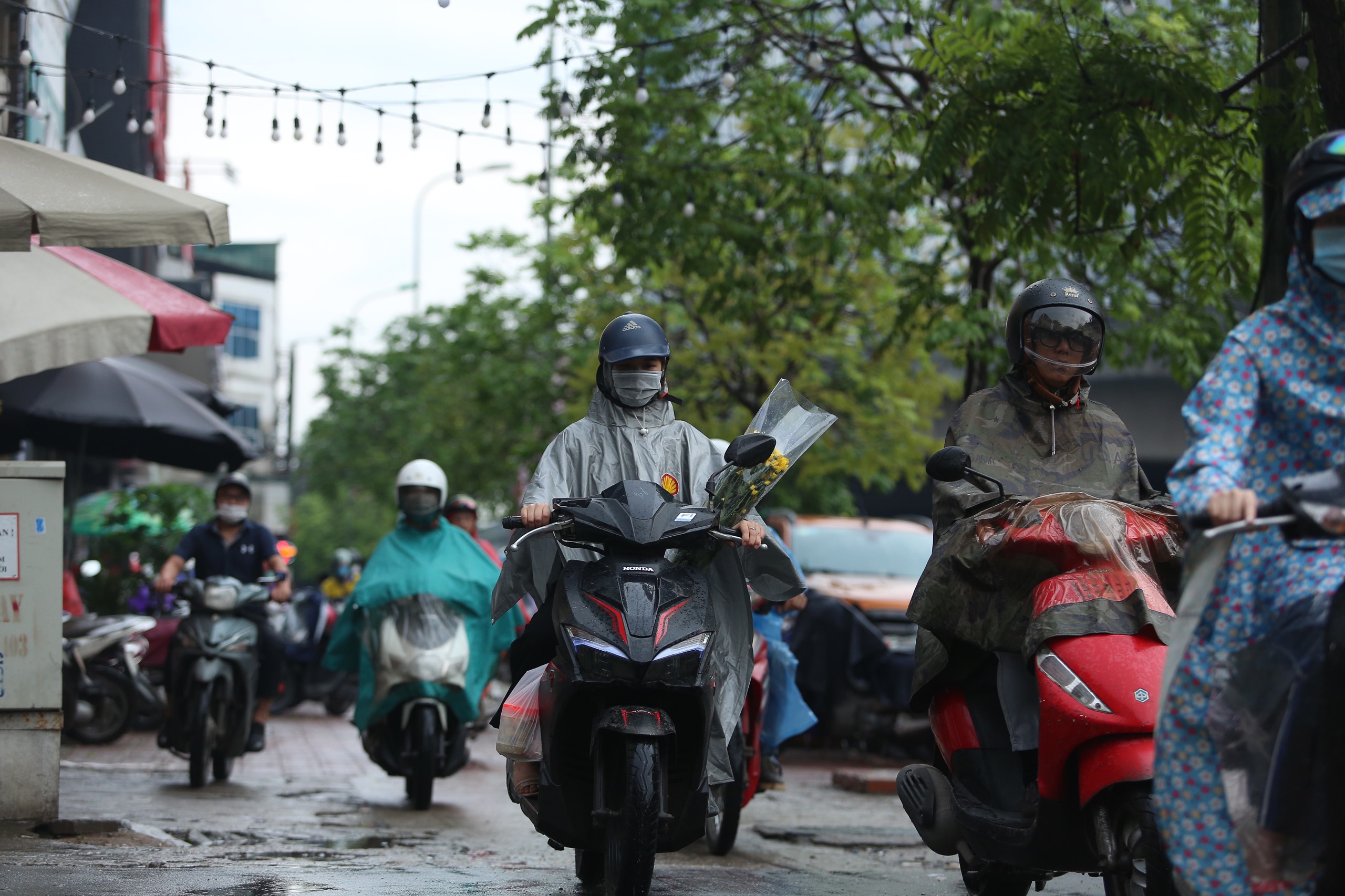Các tuyến đường ở Hà Nội tê liệt vì mưa lớn - Ảnh 5.