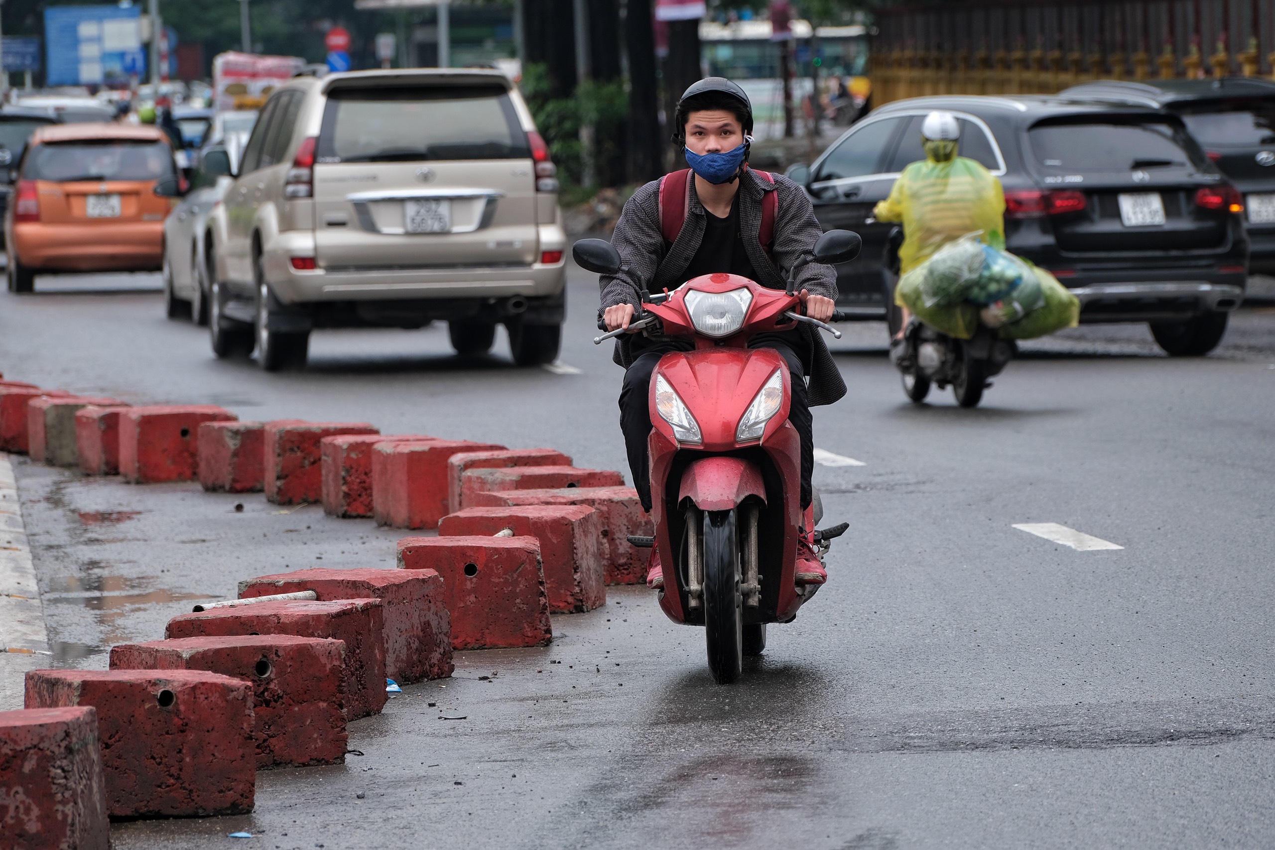 Các tuyến đường ở Hà Nội tê liệt vì mưa lớn - Ảnh 11.