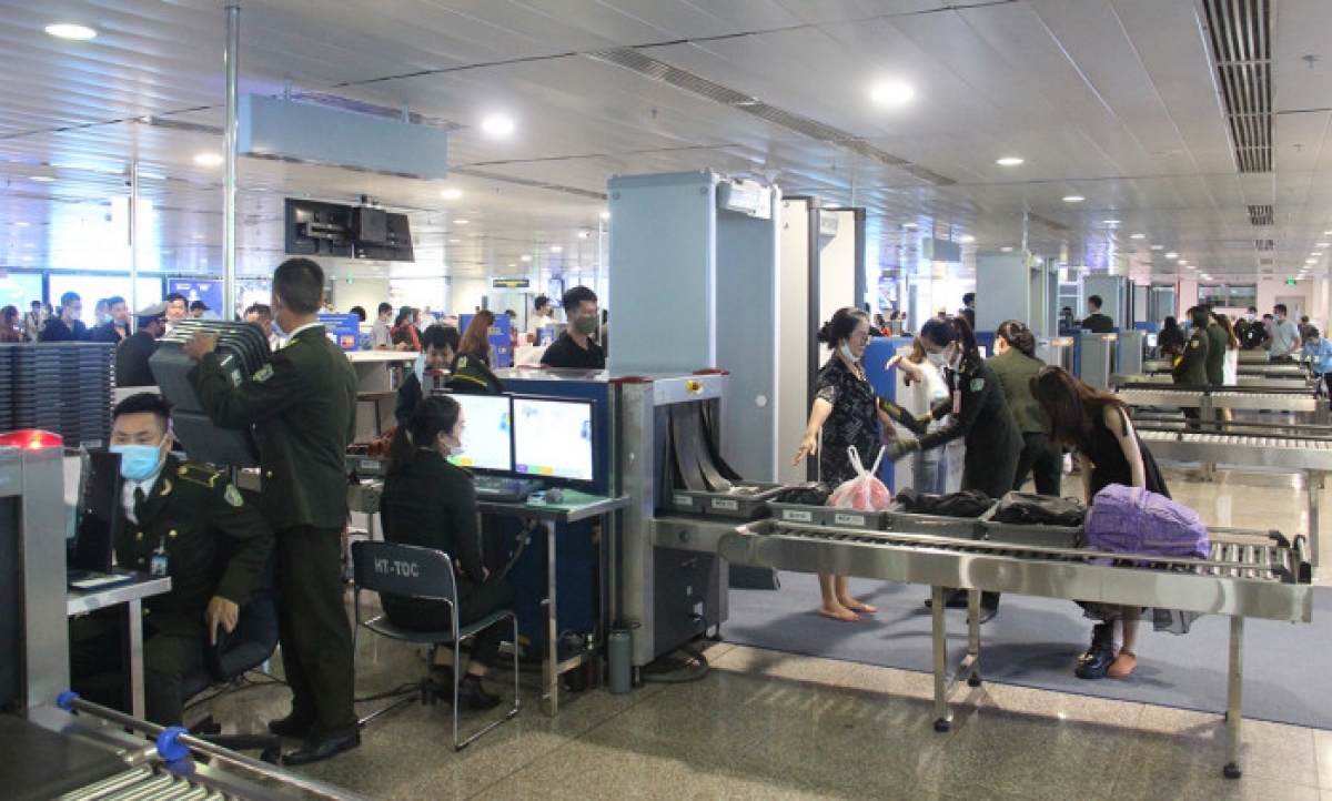 Nâng cấp độ an ninh, khách không có khẩu trang không được vào sân bay - Ảnh 1.