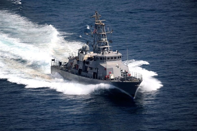 Tàu Mỹ nổ súng bắn cảnh cáo tàu Iran khi bị vây hãm - Ảnh 1.