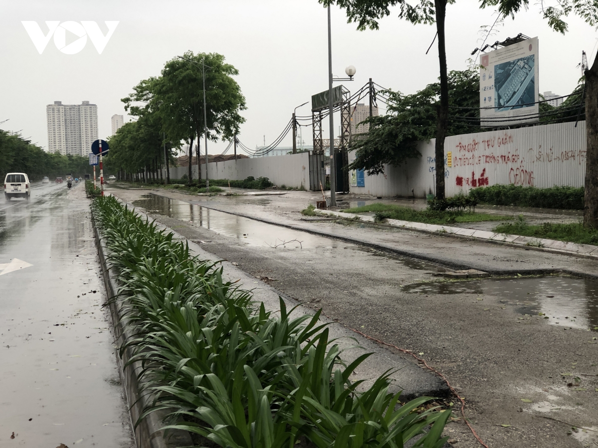 Đường nghìn tỷ ở Hà Nội vừa xong, mặt đường đã bị bóc lên gây lãng phí - Ảnh 2.