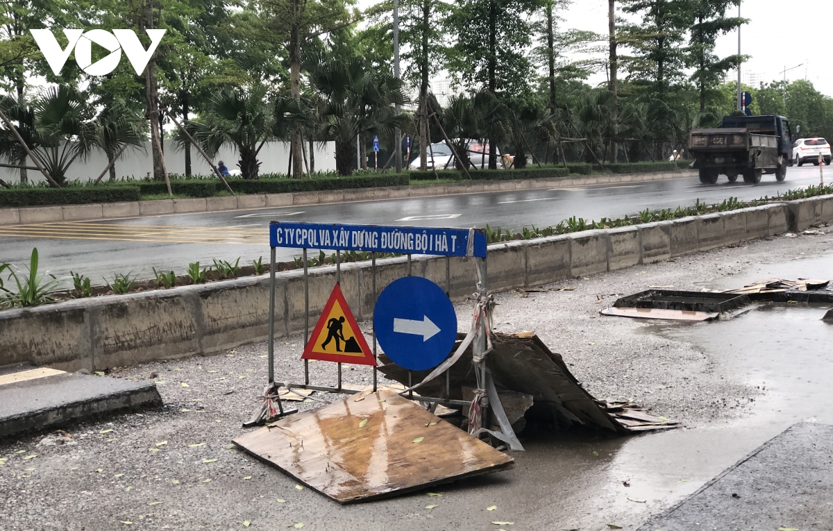 Đường nghìn tỷ ở Hà Nội vừa xong, mặt đường đã bị bóc lên gây lãng phí - Ảnh 4.