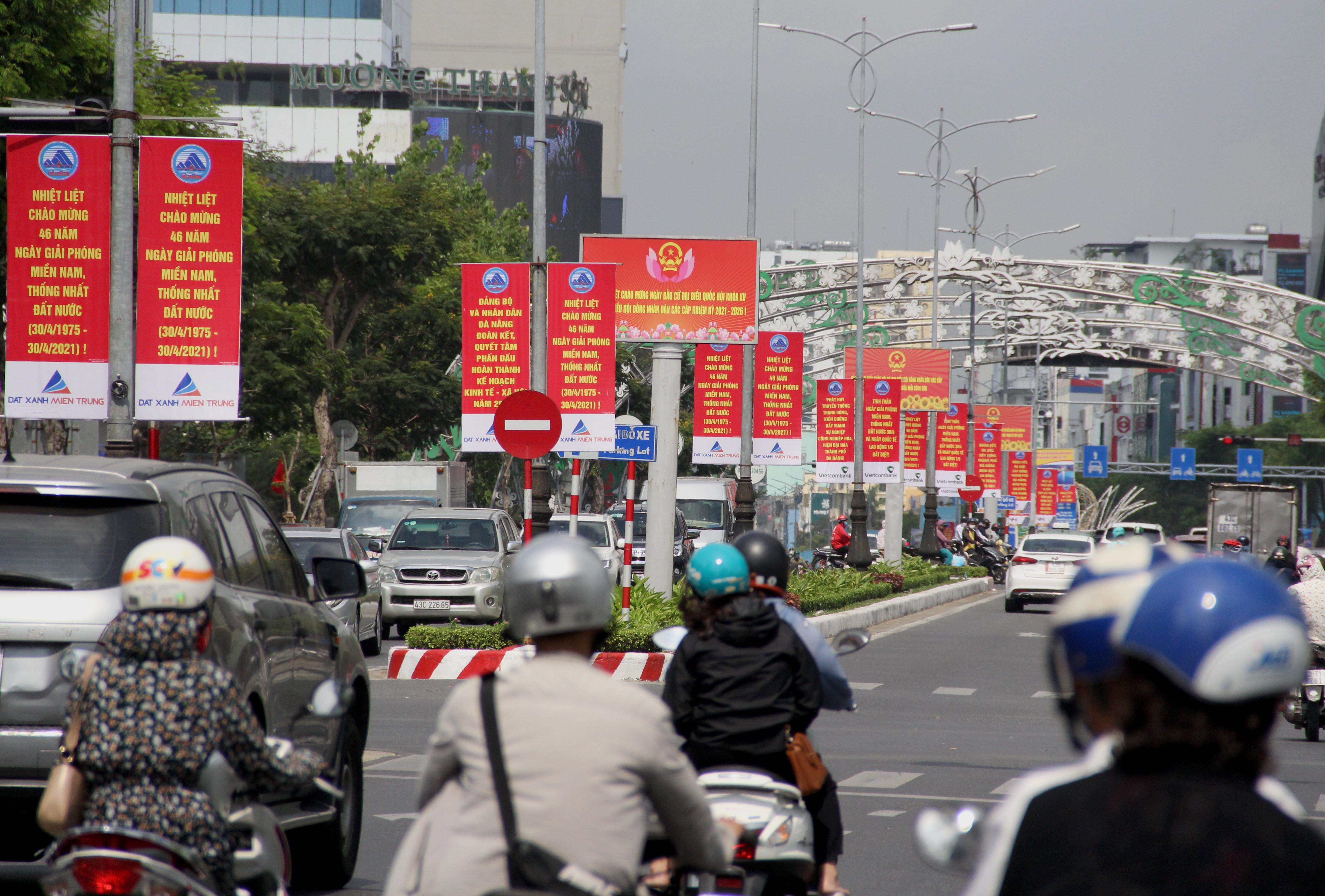 Cao ốc trên tuyến đường đẹp nhất Đà Nẵng &quot;nhuộm đỏ&quot; đón lễ 30/4 - Ảnh 6.