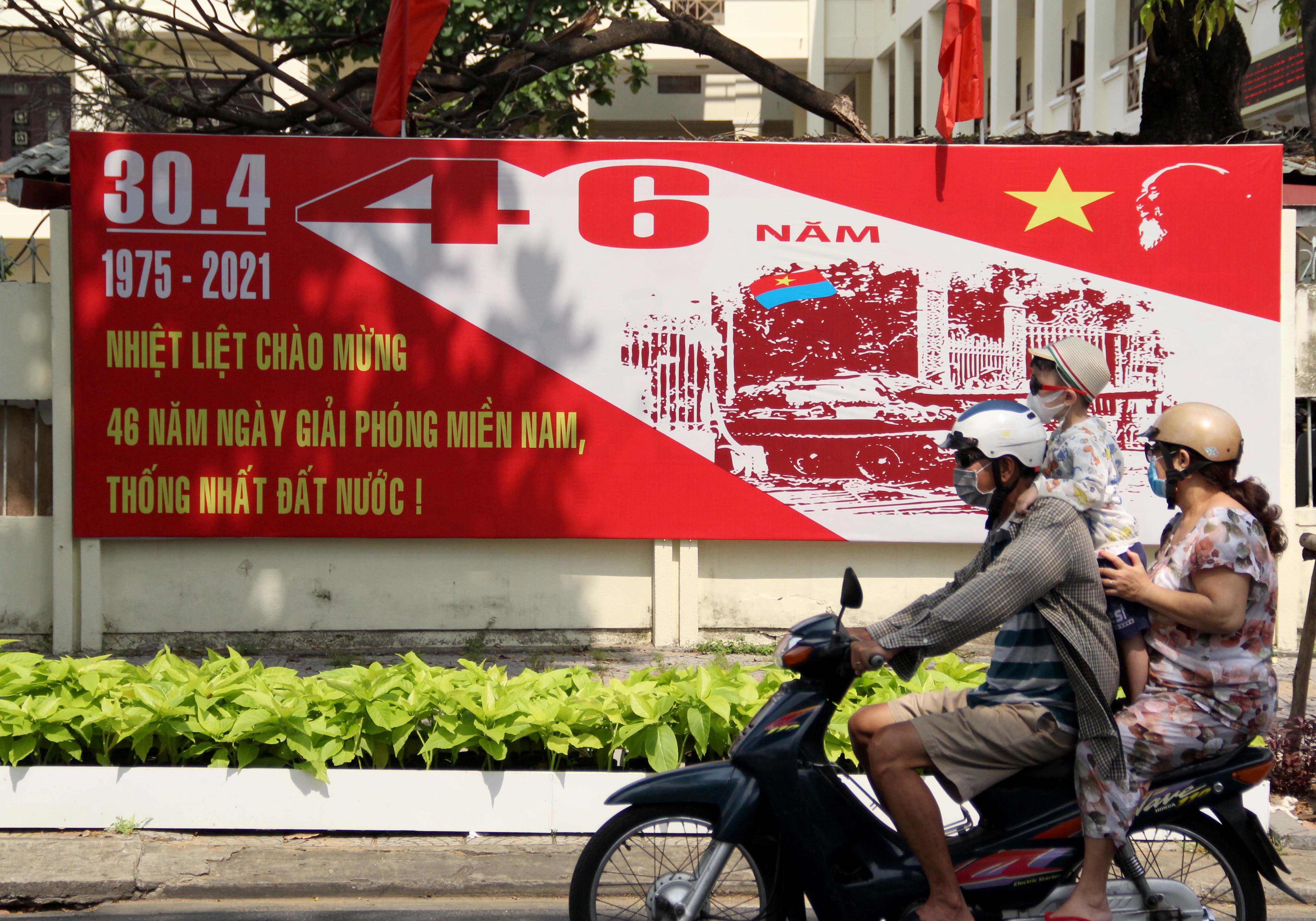 Cao ốc trên tuyến đường đẹp nhất Đà Nẵng &quot;nhuộm đỏ&quot; đón lễ 30/4 - Ảnh 9.