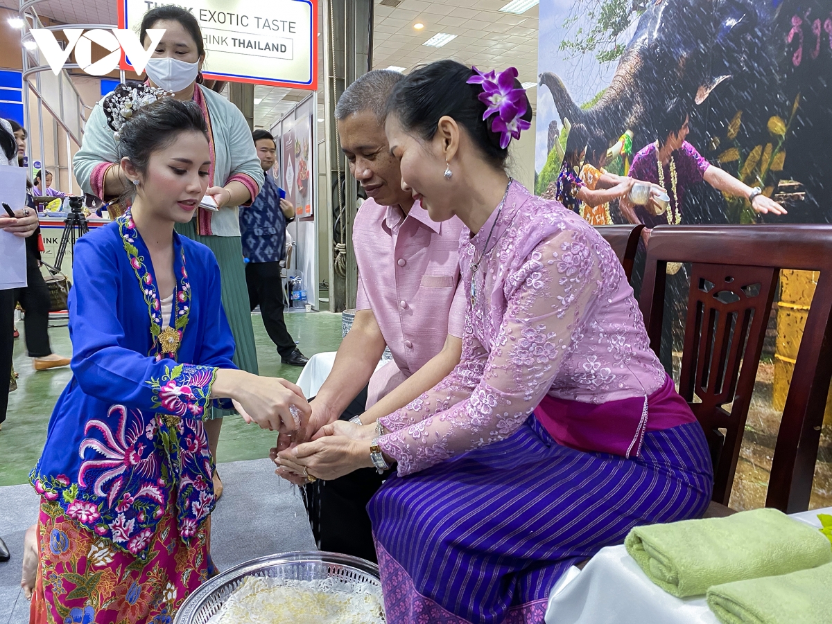 Tái hiện nghi lễ Songkran, giới thiệu ẩm thực và văn hóa Thái Lan tại Hà Nội - Ảnh 2.