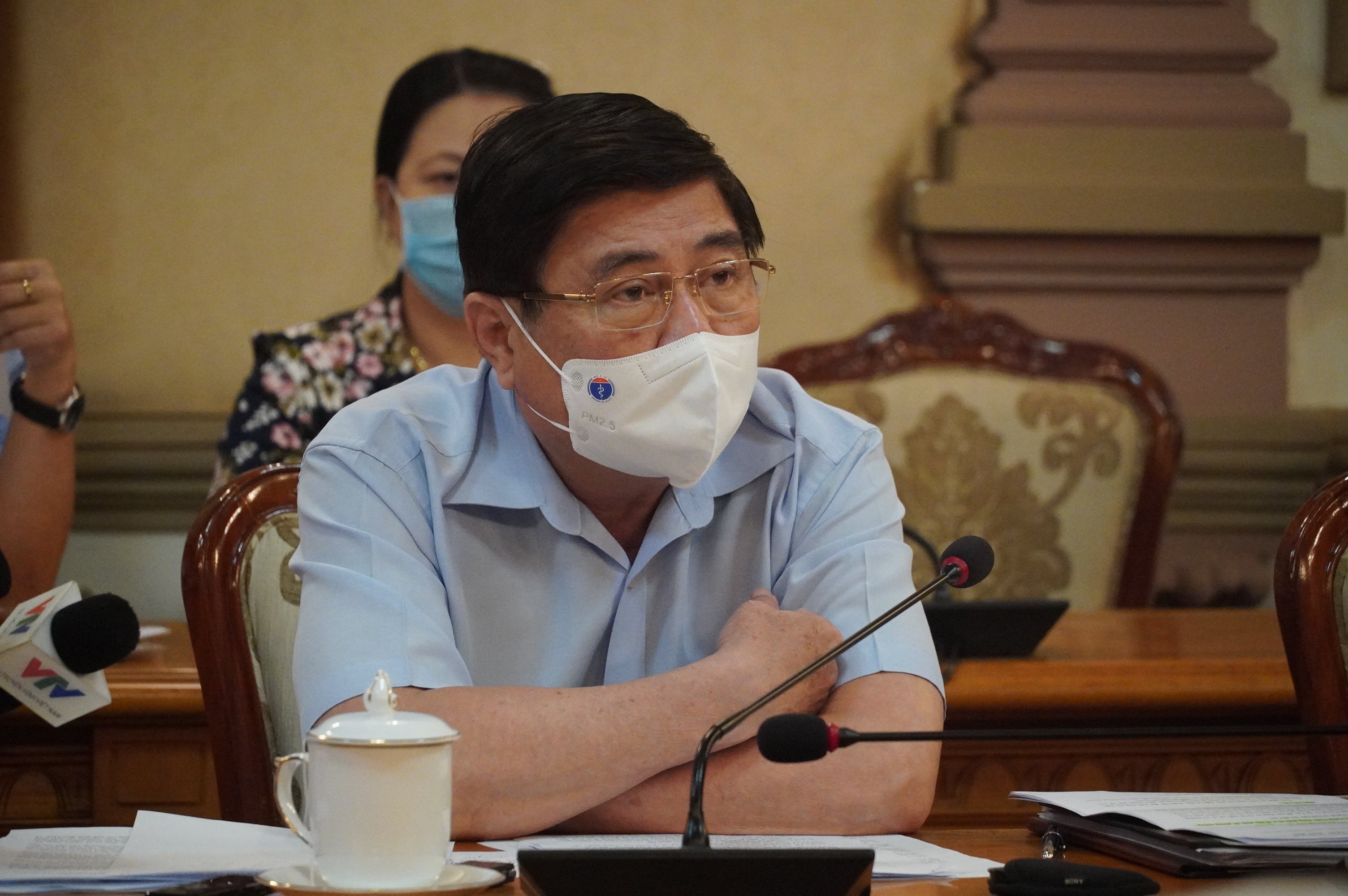 Ông Nguyễn Thành Phong-Chủ tịch UBND TPHCM chỉ đạo cuộc h ọp.jpg