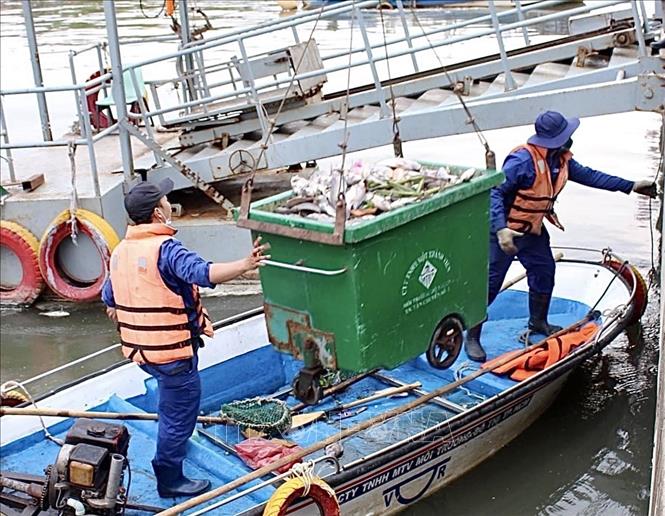 Cá chết hàng loạt trên kênh Nhiêu Lộc sau trận mưa trái mùa - Ảnh 5.