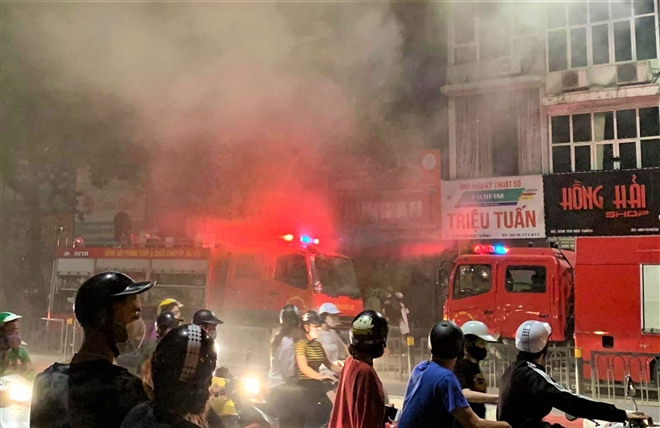 Hà Nội: Cháy lớn trên phố Tôn Đức Thắng, 4 người thiệt mạng - Ảnh 1.
