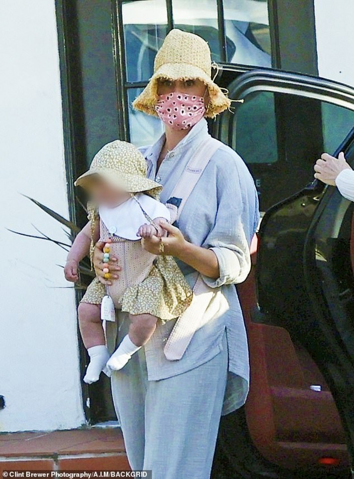 Katy Perry mặc bộ đồ giản dị địu con gái cưng ra phố dạo chơi - Ảnh 2.